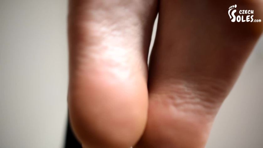 Cover 4 Bare feet in sneakers after workout - HD/MP4