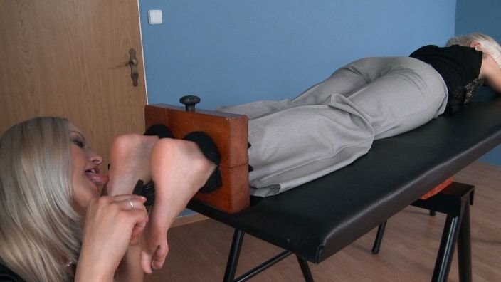 Cover Ticklish barefeet by secretary Jasmina - HD/WMV