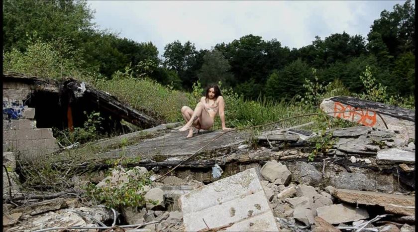 Cover 3 CLEMENTINE POULAIN posing in the ruins - SD/WMV
