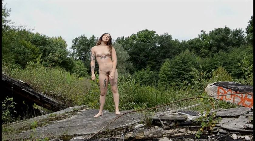 Cover 4 CLEMENTINE POULAIN posing in the ruins - SD/WMV