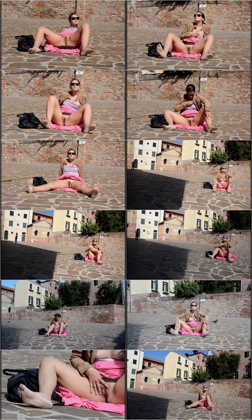 CHAT NOIR: flashing in Venice 2 - Barefoot Nudity - SD/WMV