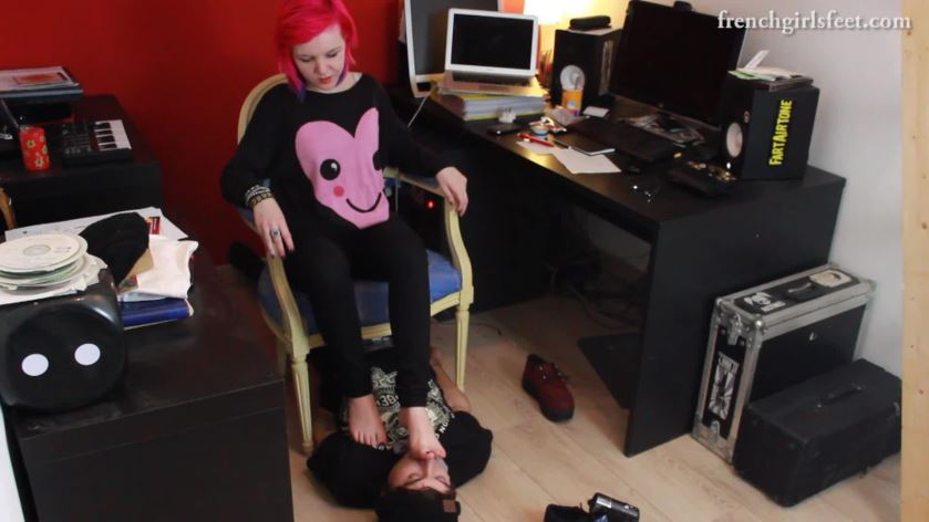 Cover 4 FRENCH GIRLS - Under Suzi's Stinky Feet - Full HD/MP4