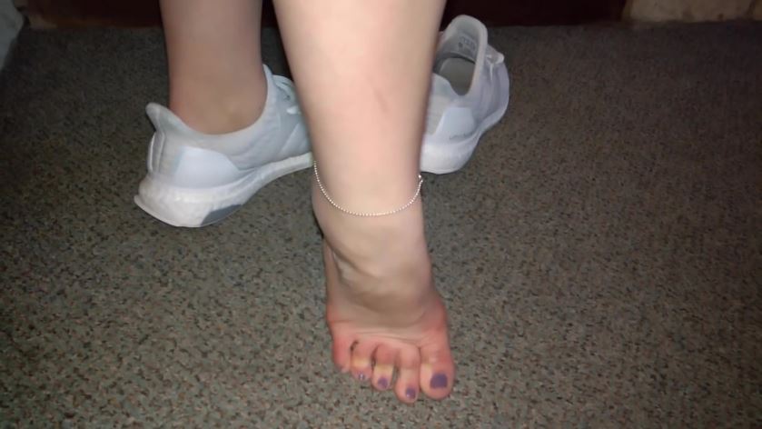 Cover 4 Her sockless feet - training in Adidas Ultra boost - Full HD/MP4