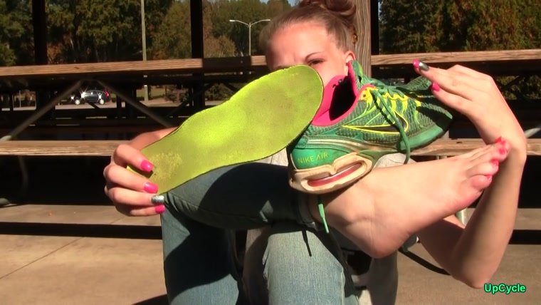 Cover Upcycle - Nikki's waitress Nikes update - Full HD/MP4