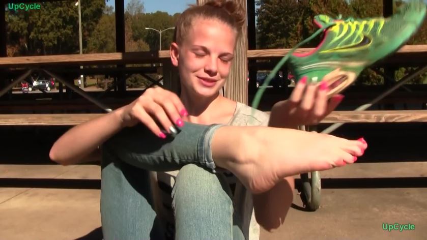 Cover 3 Upcycle - Nikki's waitress Nikes update - Full HD/MP4