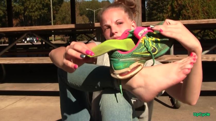 Cover 4 Upcycle - Nikki's waitress Nikes update - Full HD/MP4