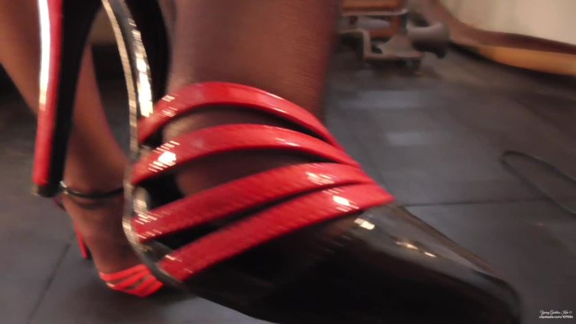 Cover 4 Young Goddess Kim - Shoe cleaner gimp - HD/MP4