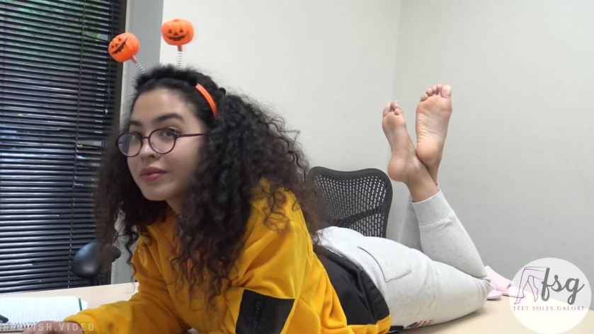 Cover 4 Asian-American Zoey's Candid College Asian American Feet Toes & Soles 4K Duration 7 Minutes Part 1 - Full HD/MP4