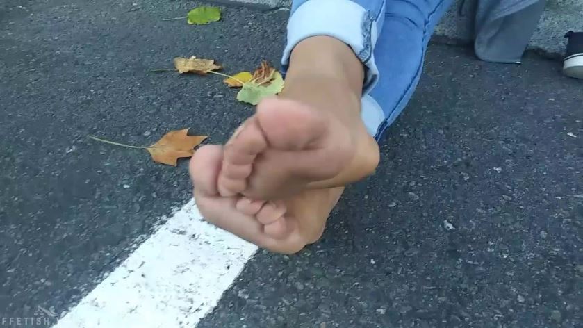Cover 3 Latina public feet parking lot surpirise - Full HD/MP4