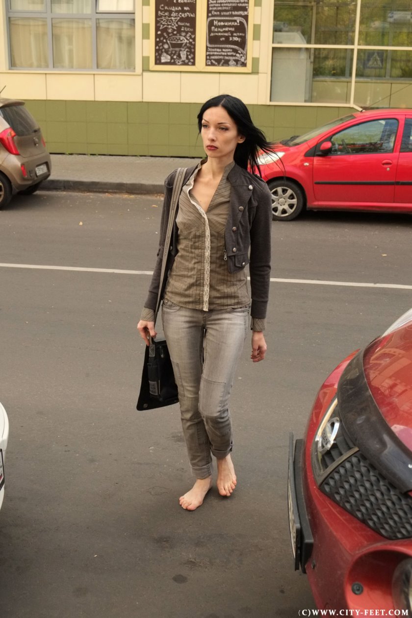 Cover 3 A barefoot brunette. Part 4 - Full HD/MP4