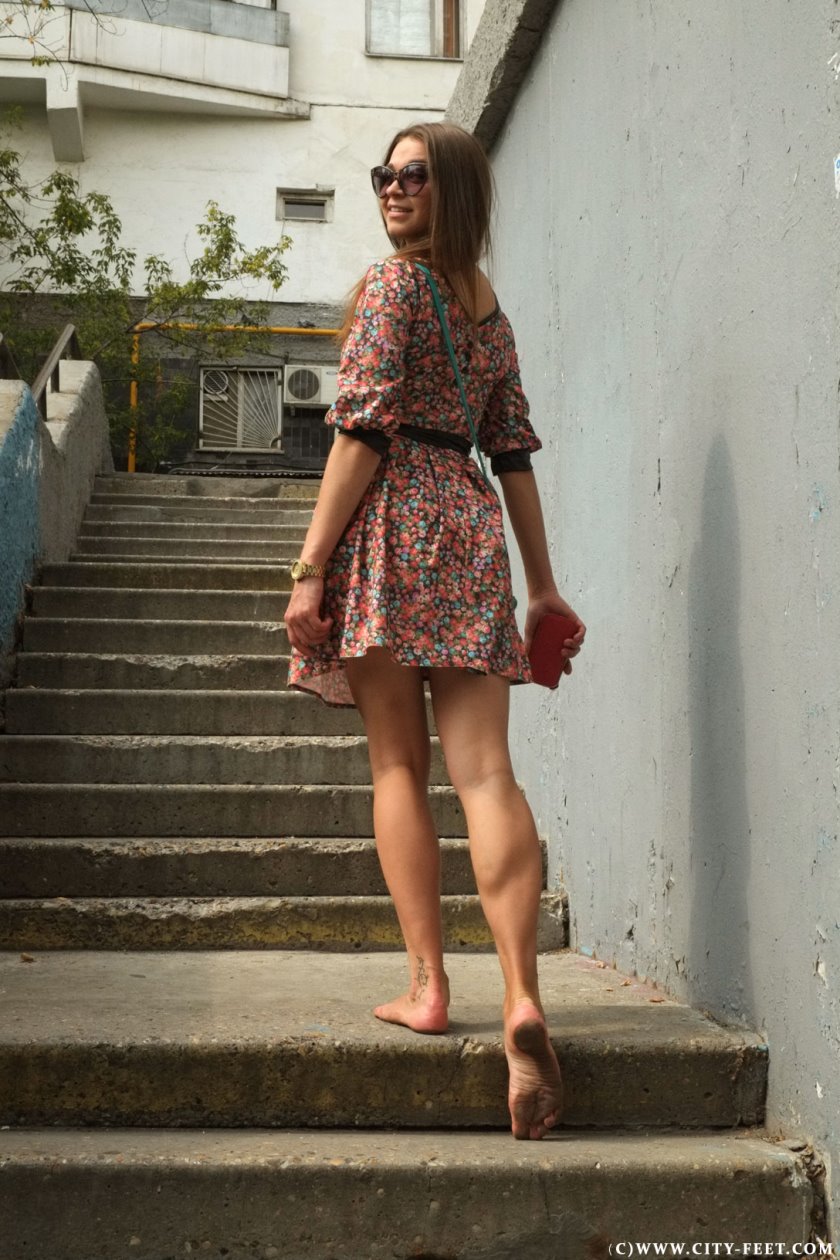 Cover 3 A joyful barefoot beauty. Part 1 - Full HD/MP4