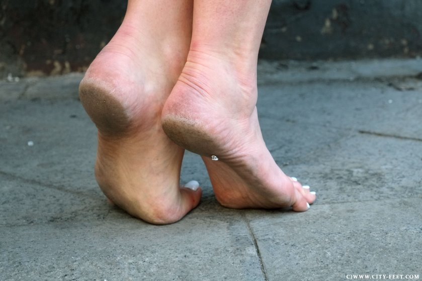 Cover 4 A coquettish barefoot beauty. Part 1 - Full HD/MP4