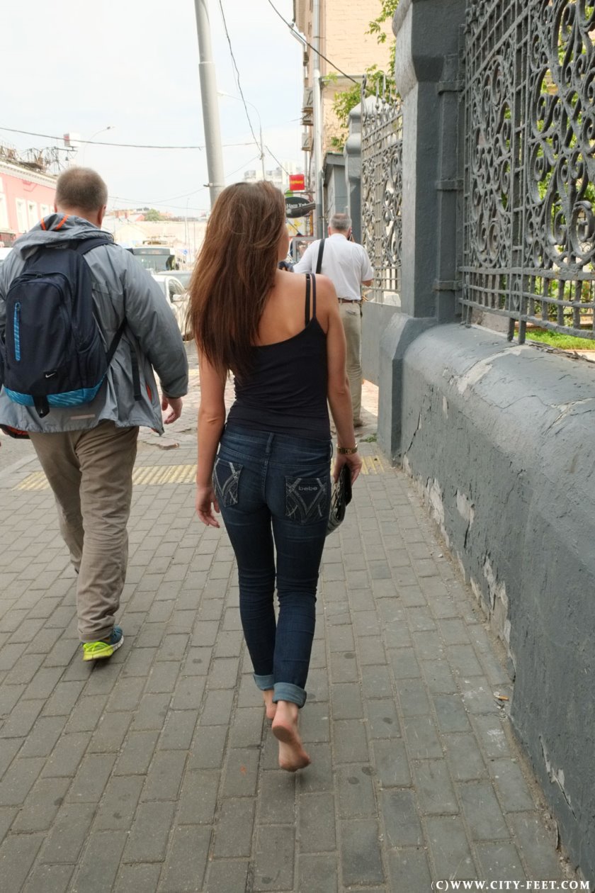 ID: 1366 - A barefoot stroll along the streets. Part 2 - City Feet - Full HD/MP4