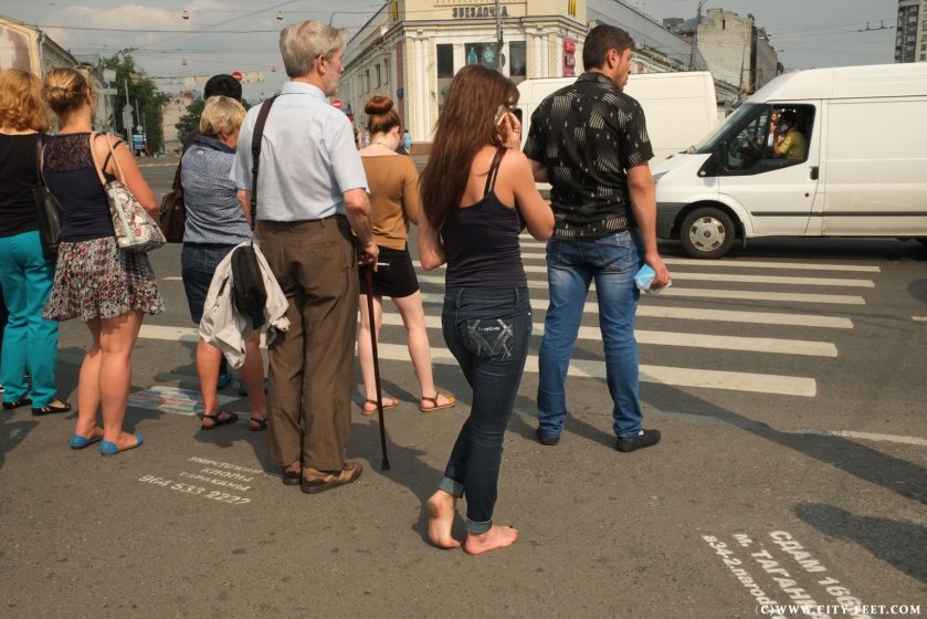 ID: 1369 - A barefoot stroll along the streets. Part 3 - City Feet - Full HD/MP4
