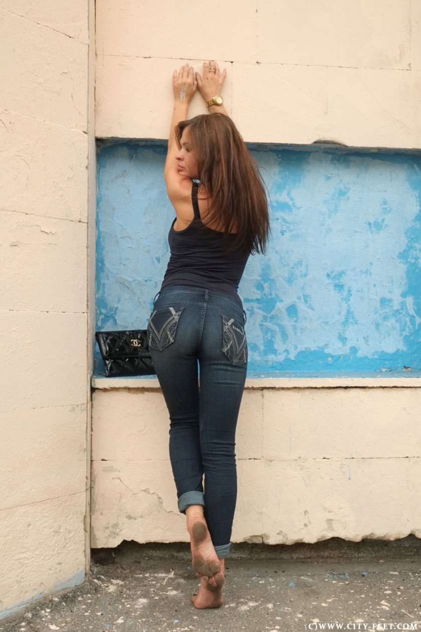 Cover 4 A barefoot stroll along the streets. Part 4 - Full HD/MP4