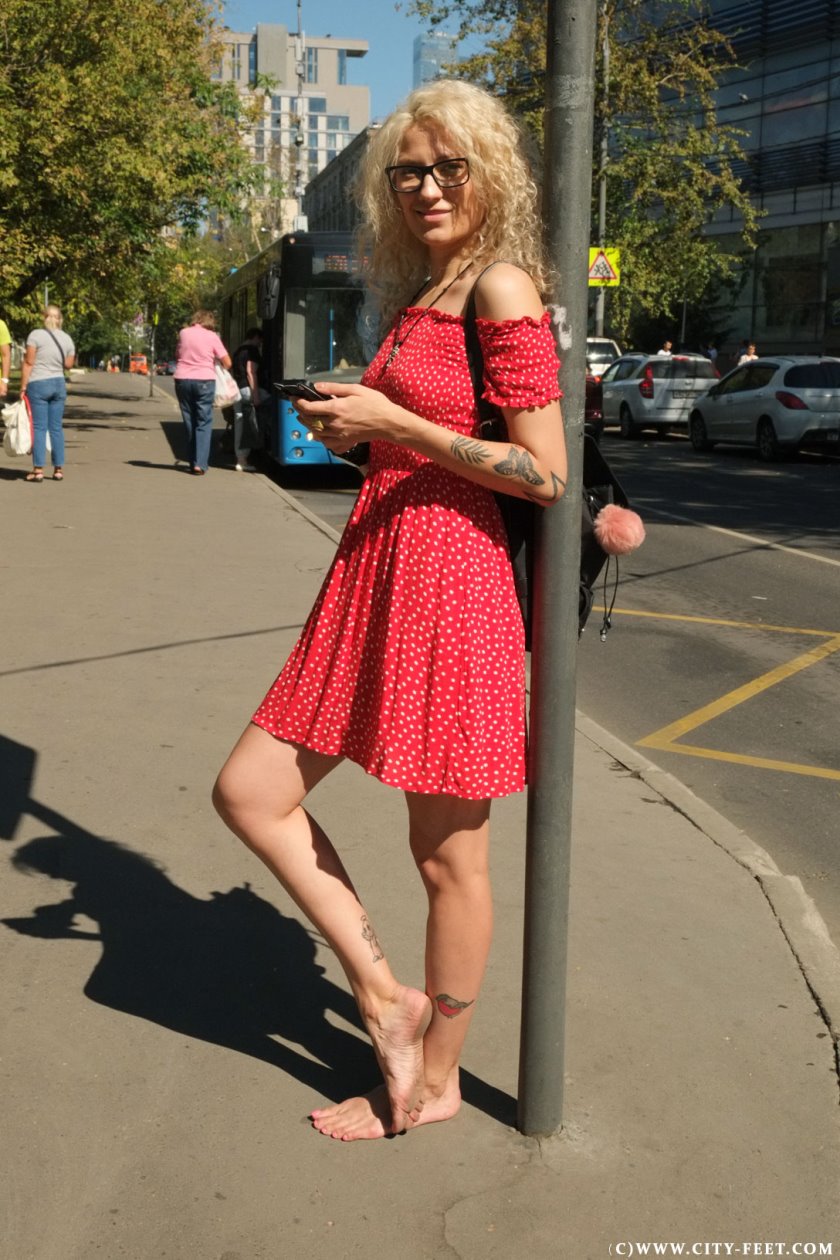 Cover A barefoot blonde in a red dress. Part 1 - Full HD/MP4