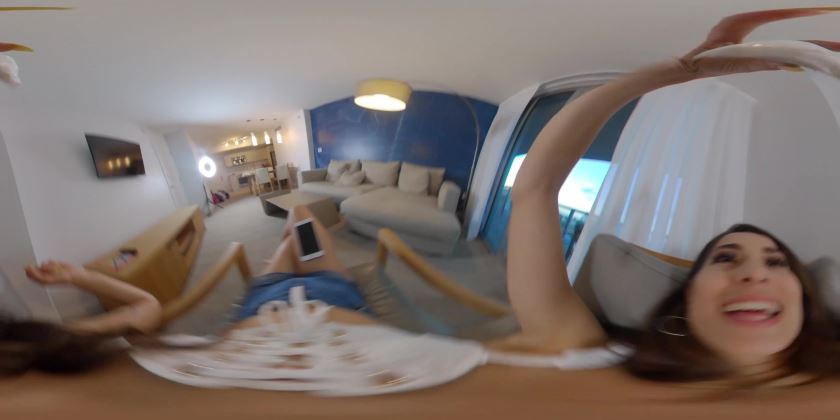 Cover 3 Sofie Reyez - Tricked & Shrunken - VR 360 4K - 4K Ultra HD/MP4