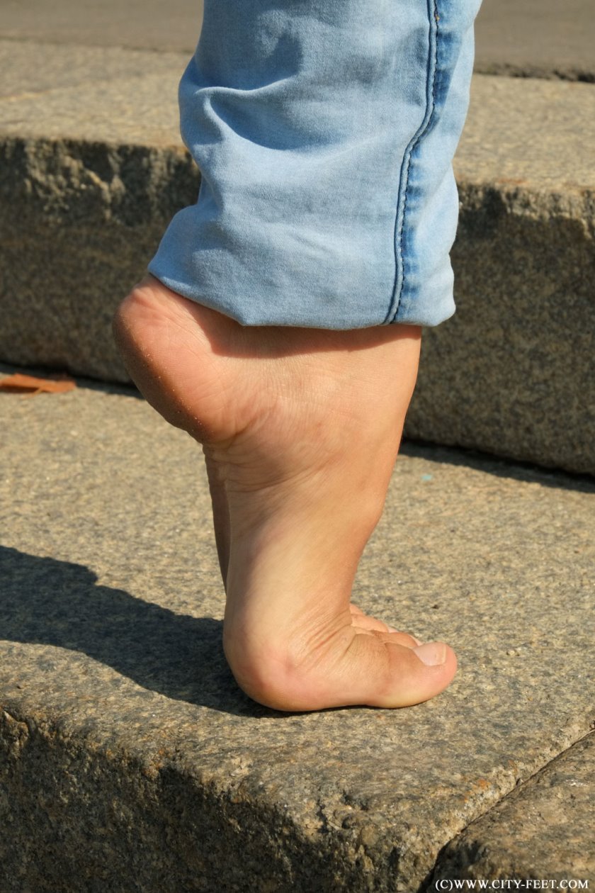 Cover Graceful barefoot beauty. Part 1. - Full HD/MP4