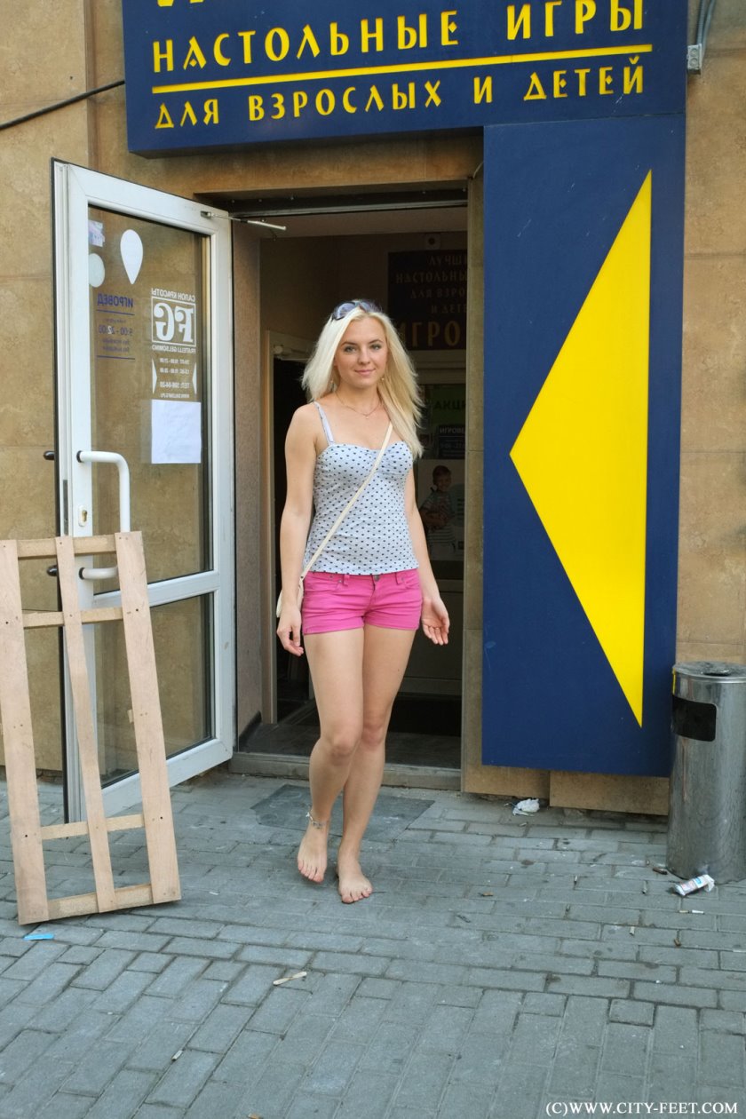 Cover A barefoot blonde girl. Part 1. - Full HD/MP4