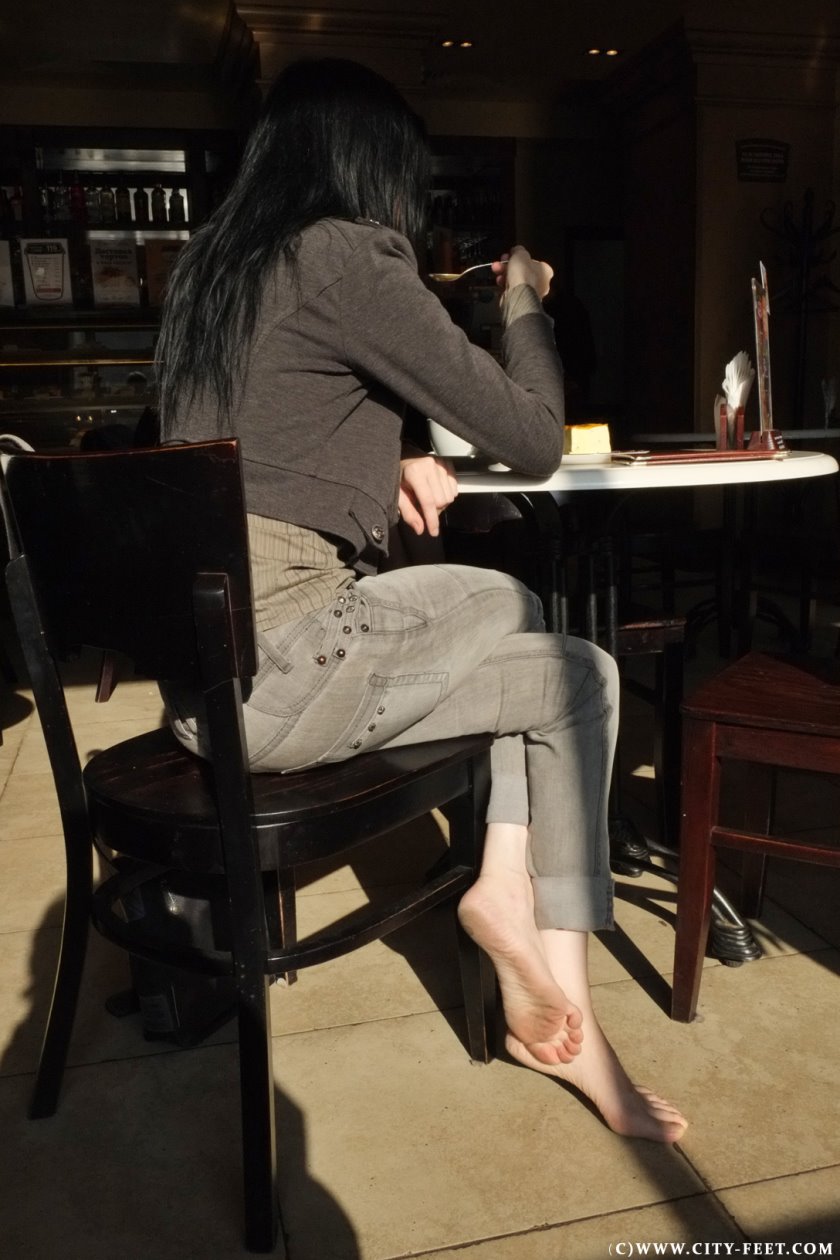 Cover 4 A barefoot brunette. Part 2. - Full HD/MP4