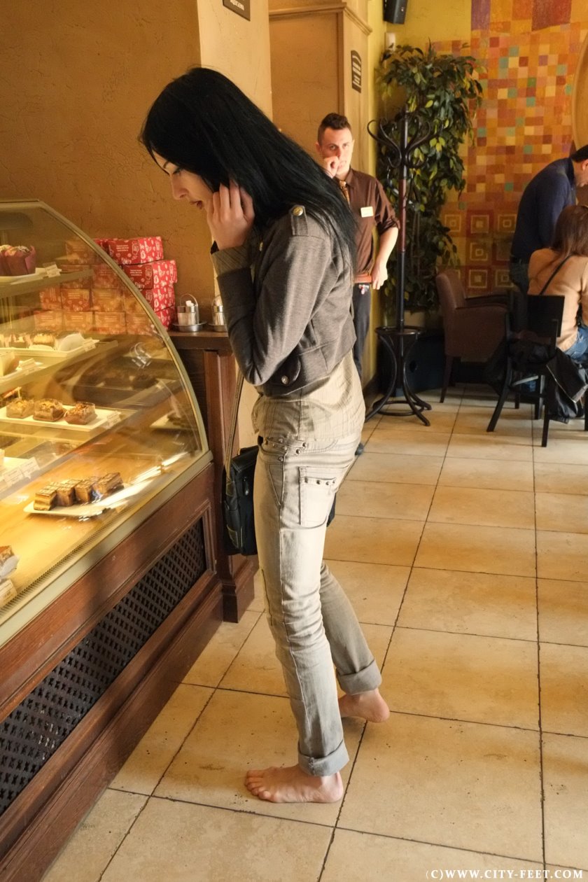 Cover A barefoot brunette. Part 2. - Full HD/MP4