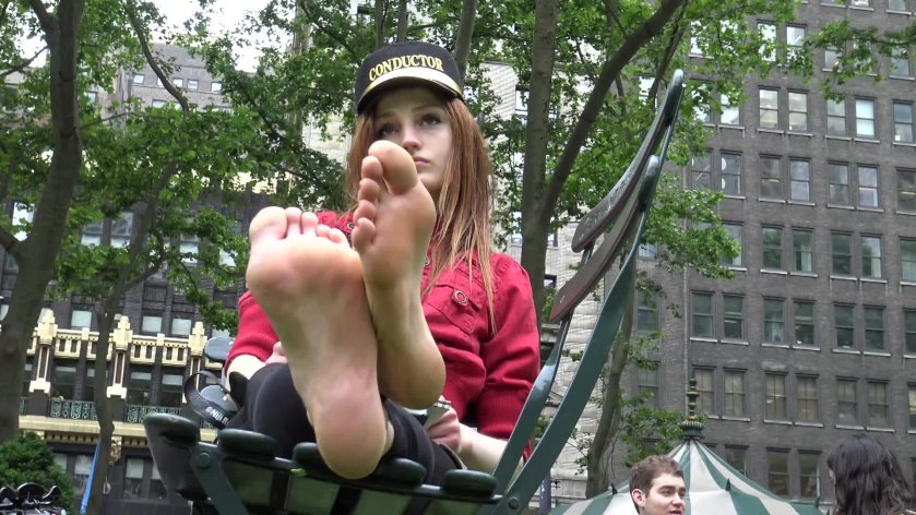 Cover Gorgeous little redheaded artist's soles - Full HD/MP4