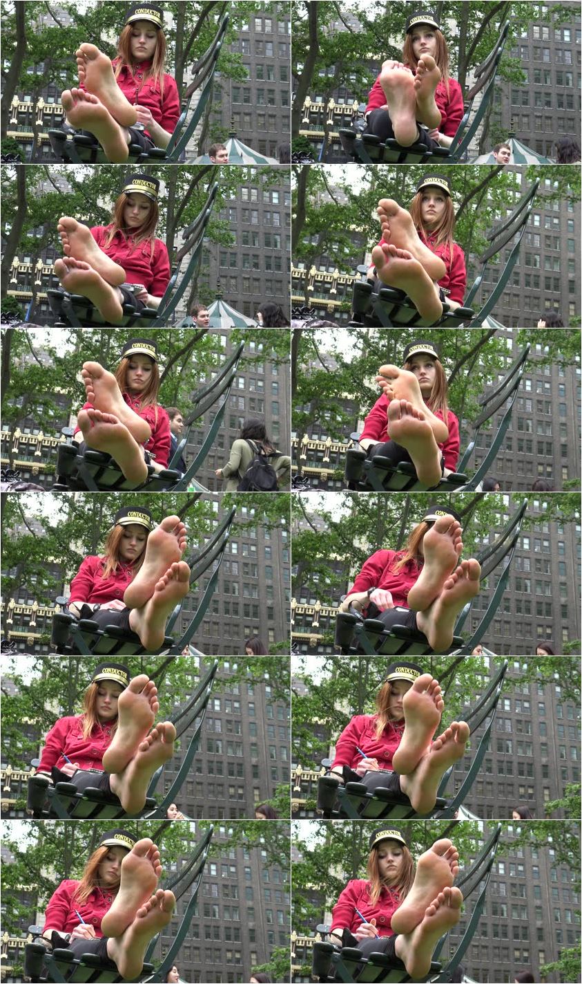 Screenlist Gorgeous little redheaded artist's soles - Full HD/MP4