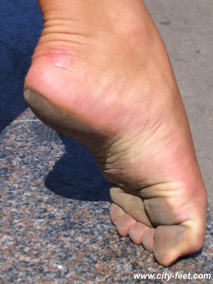 Cover 3 Barefoot coquettish girl. Part 1. - SD/MP4