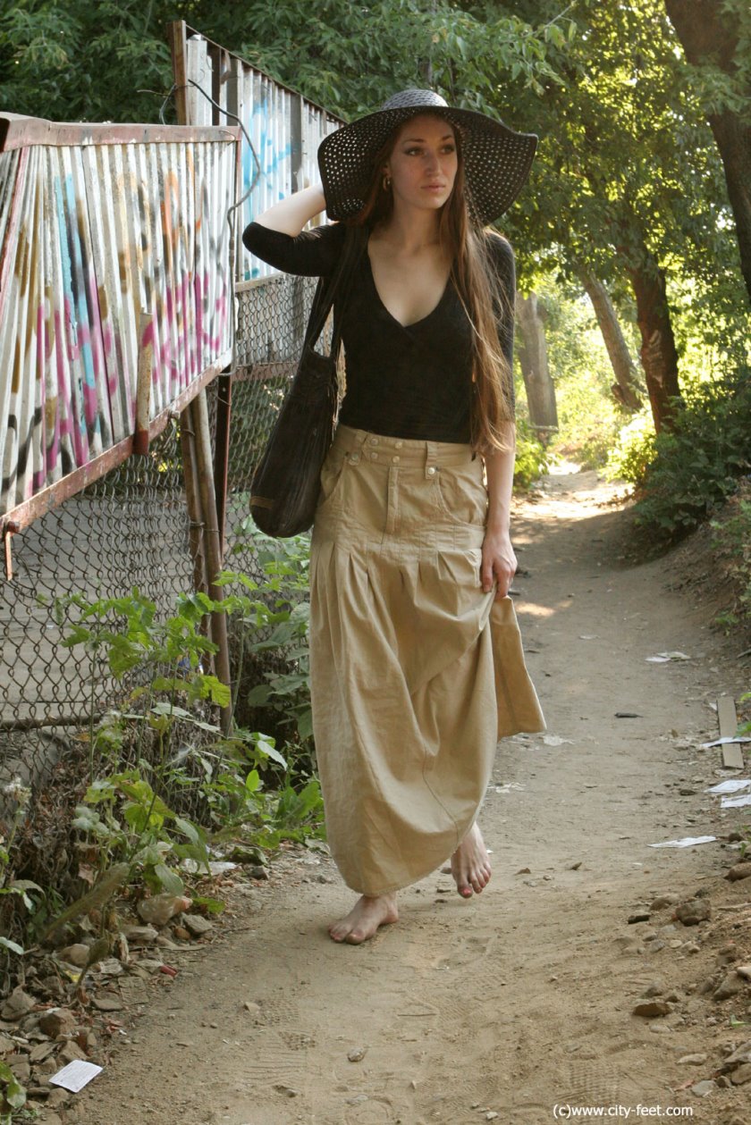 Cover 3 Sharp gravel and bare feet. - HD/MP4