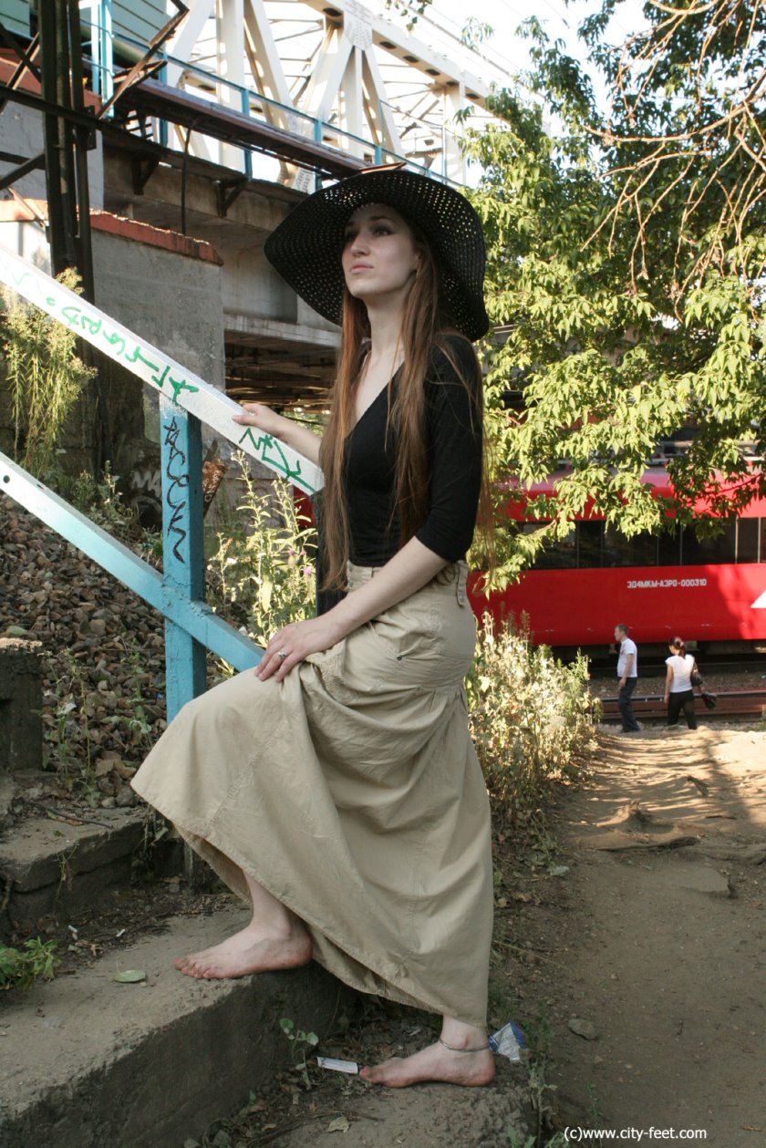 Cover 4 Sharp gravel and bare feet. - HD/MP4