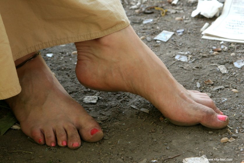 Cover 2 Sharp gravel and bare feet. - HD/MP4