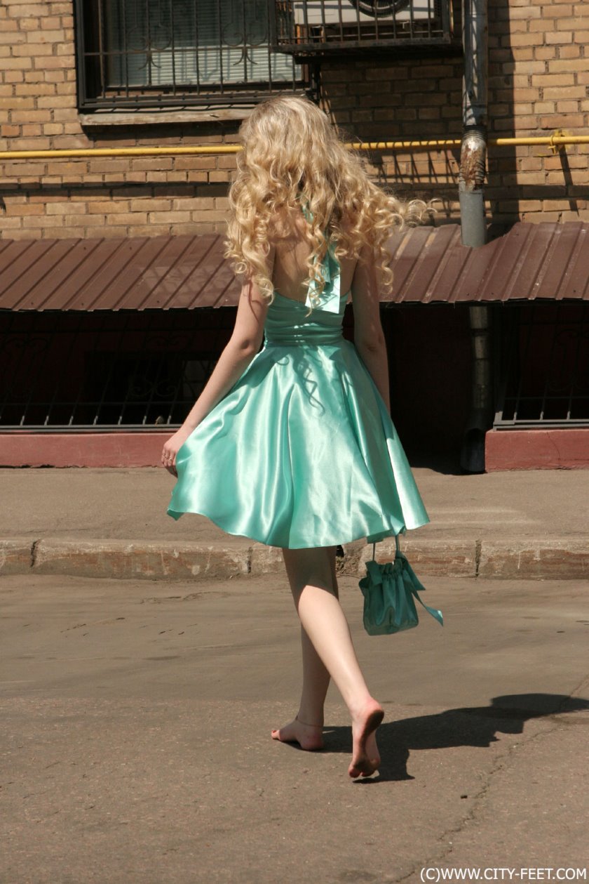 Cover Barefoot girl in sea-green dress. Part 1. - Full HD/MP4