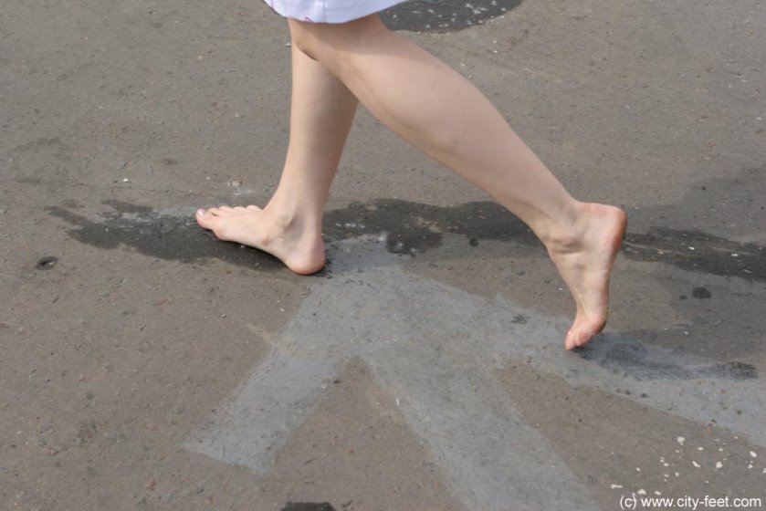 Cover 4 Marina takes a barefoot stroll - SD/MP4