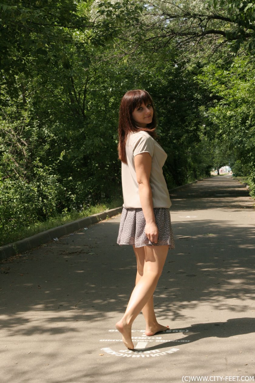 Cover Barefoot girl in a short skirt. Part 1. - Full HD/MP4