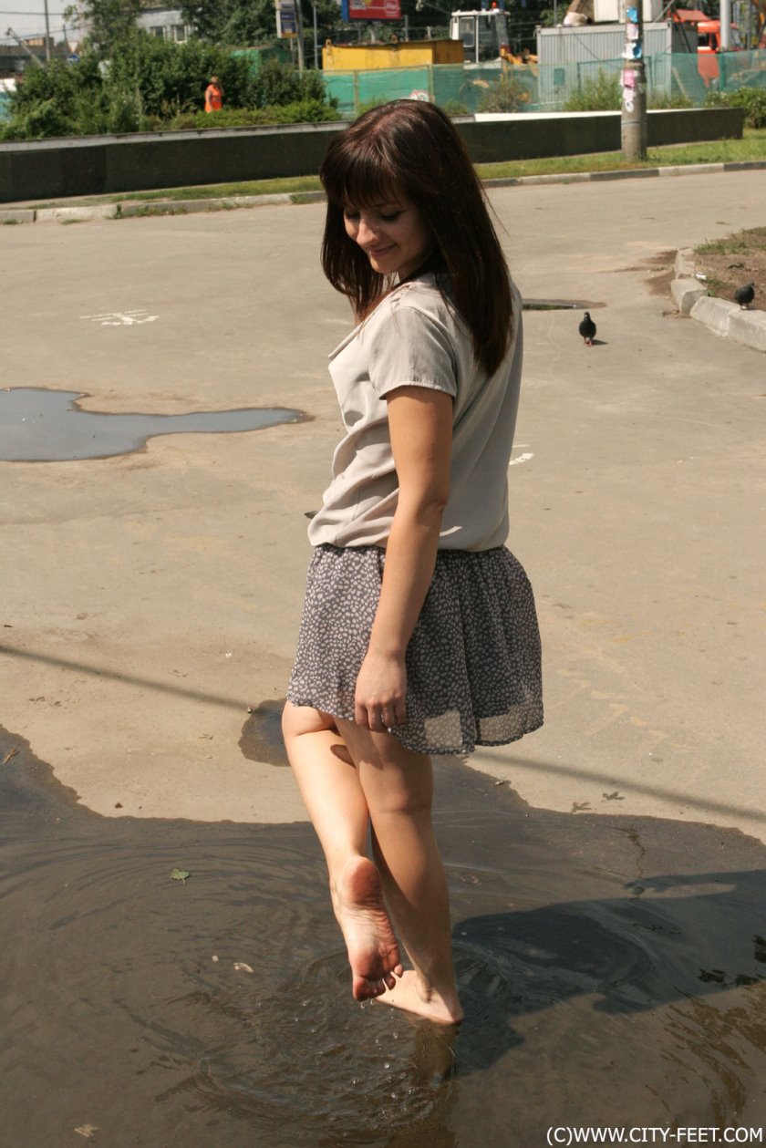 Cover Barefoot girl in a short skirt. Part 2. - Full HD/MP4