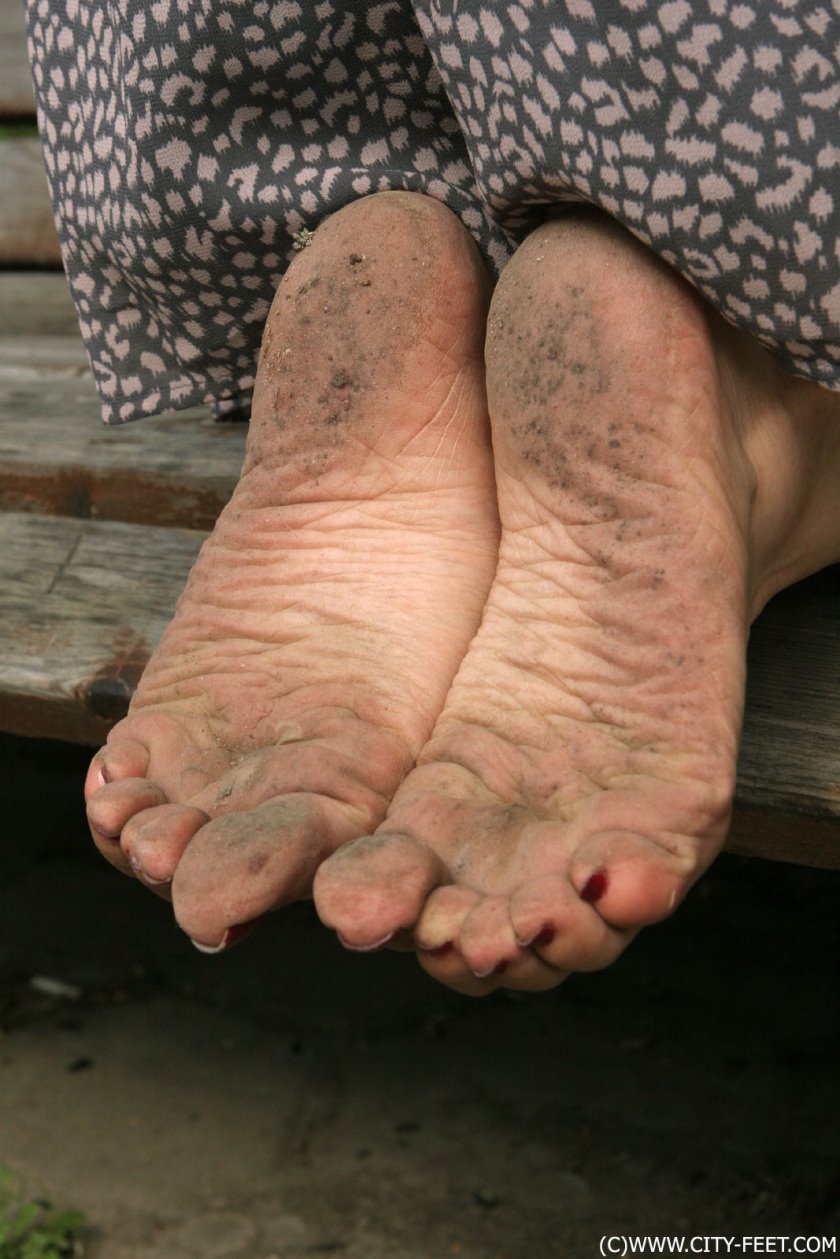 Cover Barefoot girl in a short skirt. Part 4. - Full HD/MP4