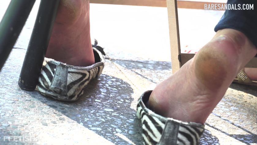 Cover 3 German girl feet out of flats under cafe table - update 12267 UHD 4K - 4K Ultra HD/MP4