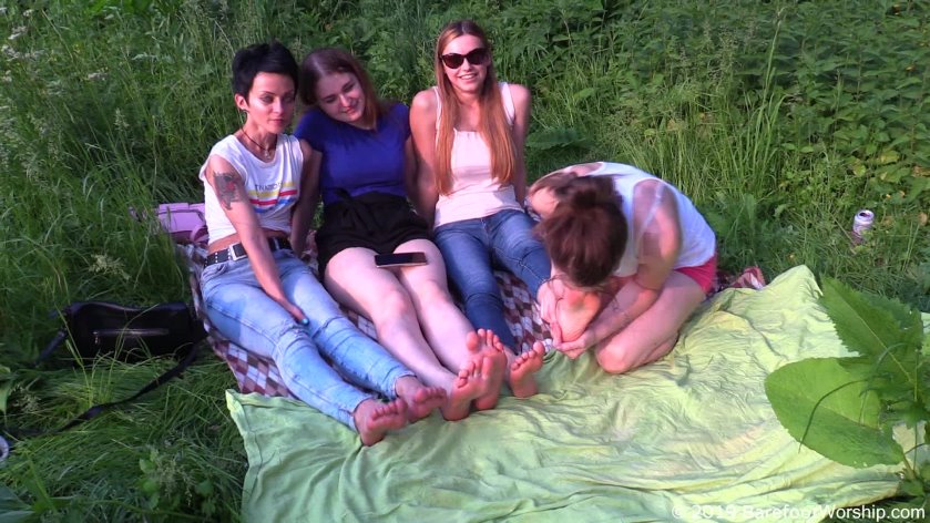 Cover Elia licks 6 soles of funny girls in a public park (Full & Backstage with 35% discount) - Full HD/MP4