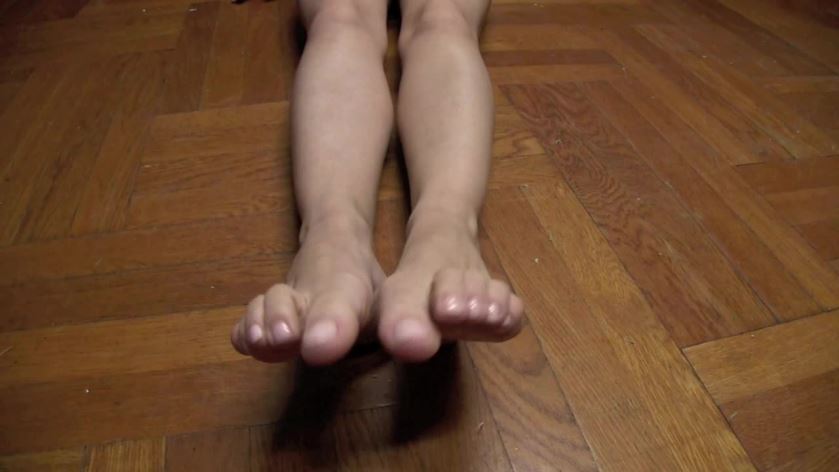 DEE TOE S Toe Wiggling Barefoot Foot Fetish IPOD Goddess  