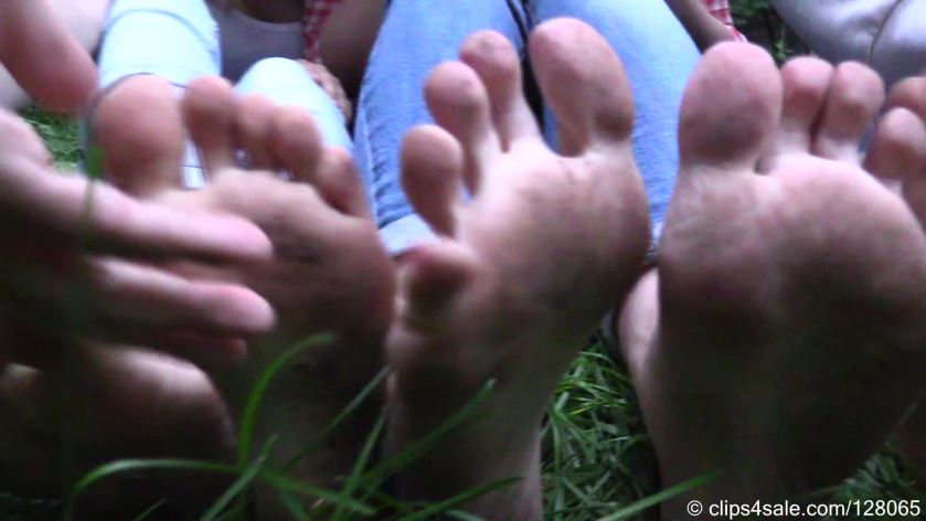 Cover 4 Barefoot Street - Three young students walk barefoot in the city (Full) - Full HD/MP4