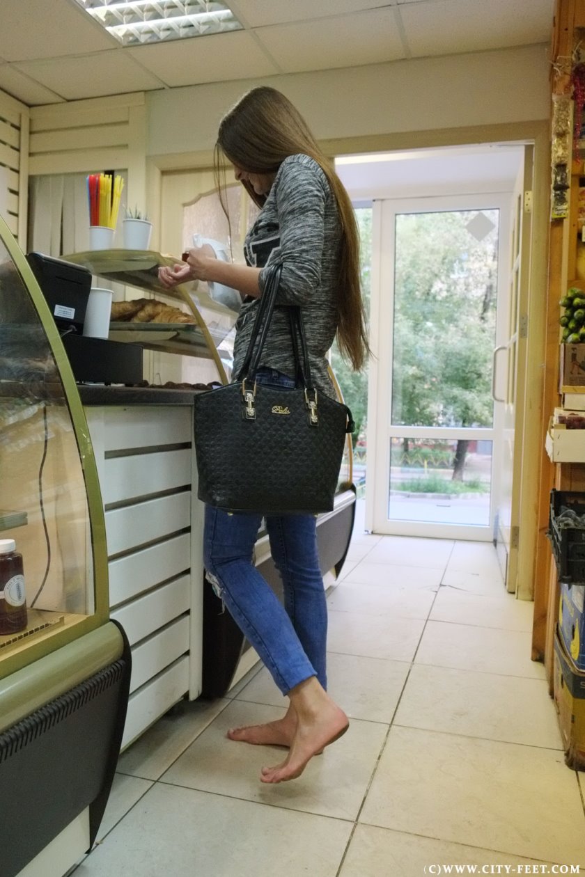 Cover 4 City Feet - A slender girl in the blue jeans. Part 1. - Full HD/MP4