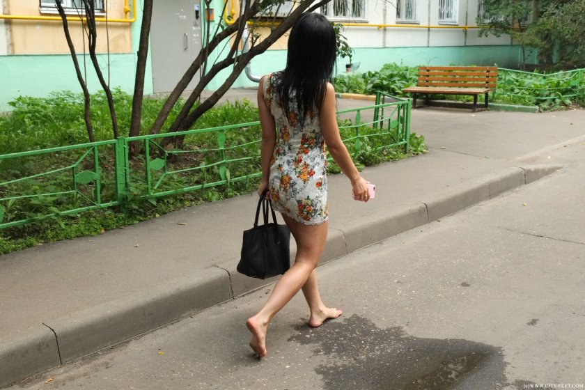 Cover 3 City Feet - A brunette in a short dress. Part 1. - Full HD/MP4