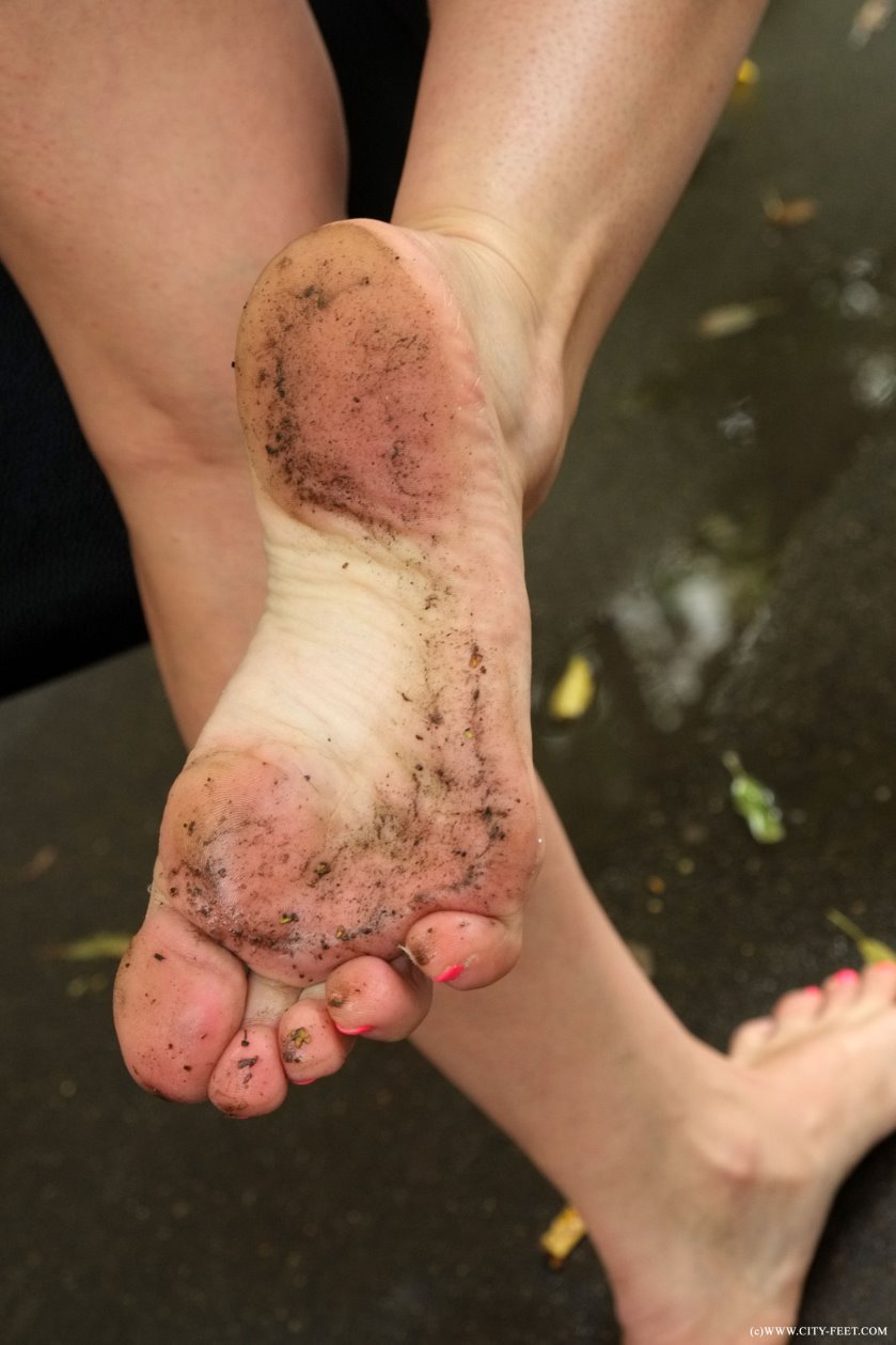 Cover City Feet - A brunette in a short dress. Part 1. - Full HD/MP4