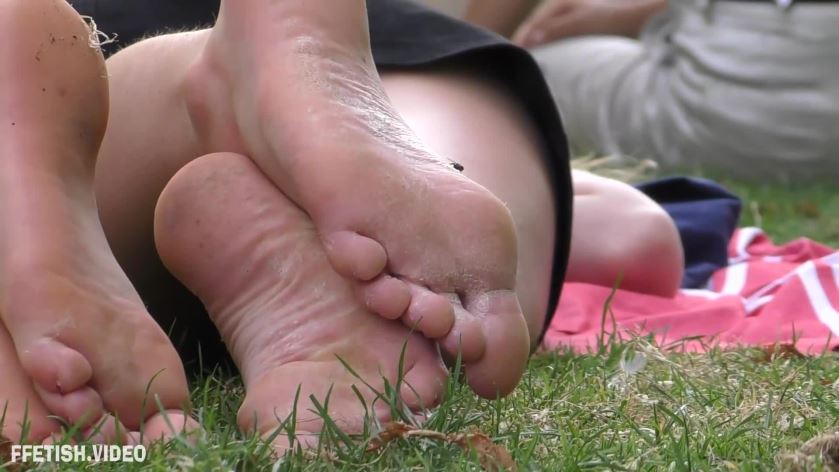 Cover 4 Candid Girls Feet Scenes - Breathtaking young girls feet on the lawn (1080p 60fps) - Full HD/MP4