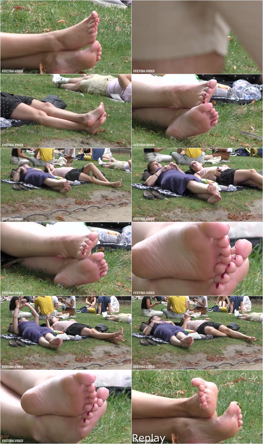 Two gorgeous pair of soles on the lawn (1080p 60fps) - Candid Girls Feet  Scenes - Full HD/MP4