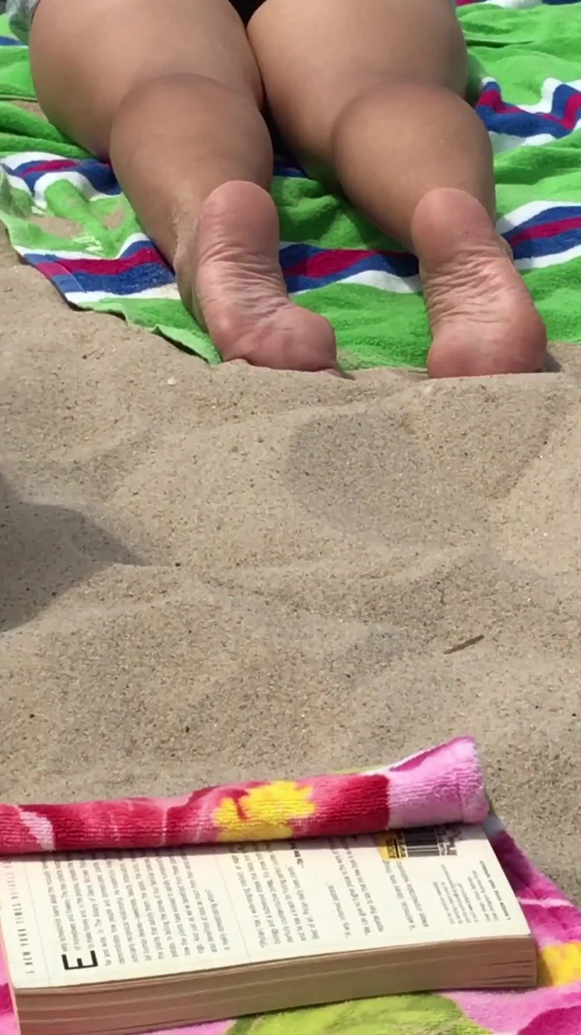Blonde Milf Beach Soles - Candid Footography