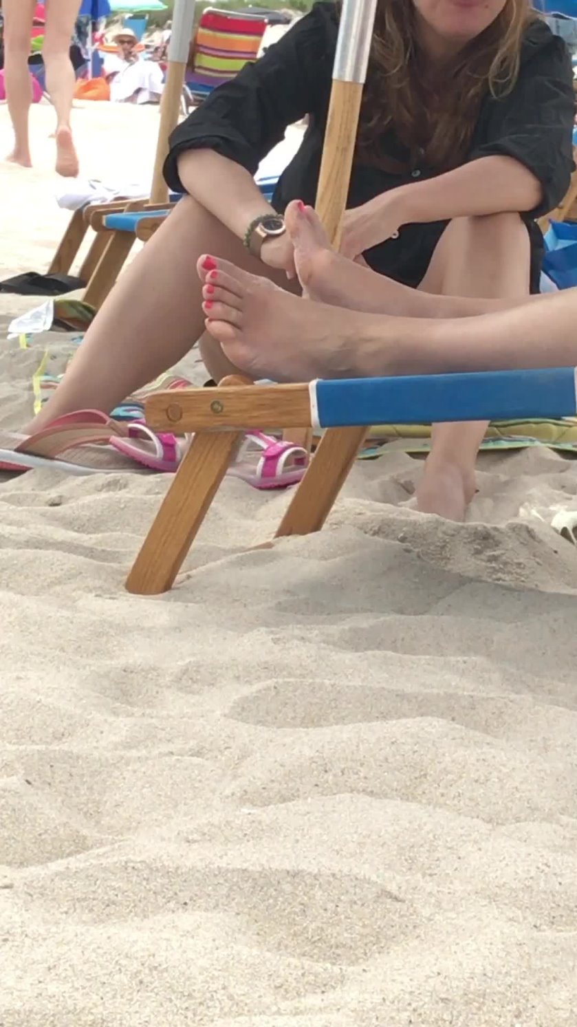 Milf Barefeet at Beach - Candid Footography picture