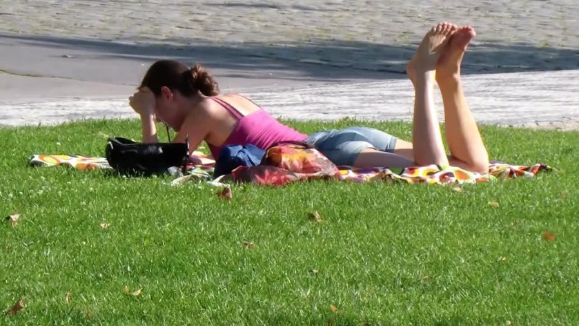 Cover THE CANDID FEET FEVER - Barefoot in the pose (HD) - HD/AVI