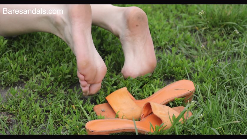 Cover 3 Baresandals Feet 4K and HD Clips - Lucia soles tease in the park after removing her sandals - Update 12423 - 4K - 4K Ultra HD/MP4
