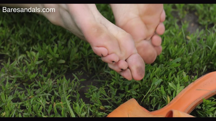 Cover 4 Baresandals Feet 4K and HD Clips - Lucia soles tease in the park after removing her sandals - Update 12423 - 4K - 4K Ultra HD/MP4